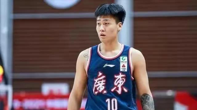 第15分钟，帕尔默禁区弧顶远射，皮克福德飞身将球扑出！